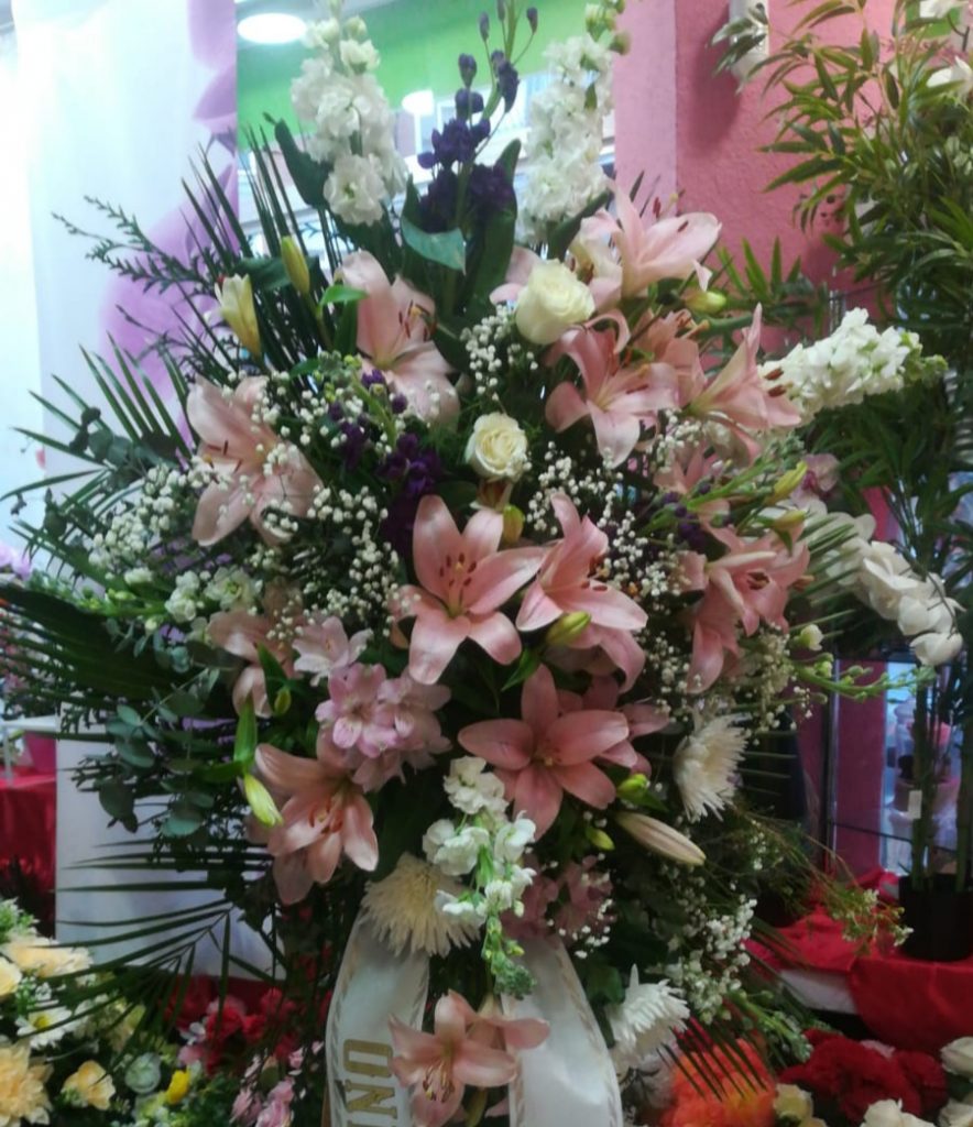 Palma funeraria esta formada por una esponja de 30 x  15 donde se alojan las flores cortadas ,liliun rosa gladiolos blancos iris azul anastasias y hojas de palmito
