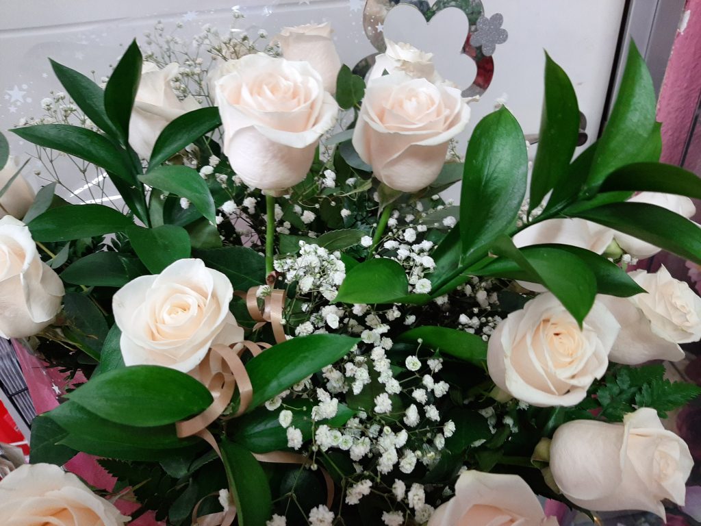 Ramo de rosas blancas:  esta compuesto por una docena de rosas que pueden ser de cualquier color ,paniculata hoja de helecho.