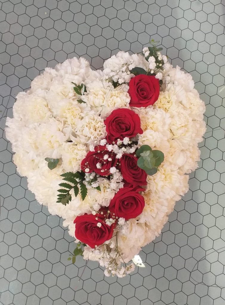 Corazon de rosas, es una composicion de claveles blancos en forma de corazon y una franja de media docena de 
rosas rojas